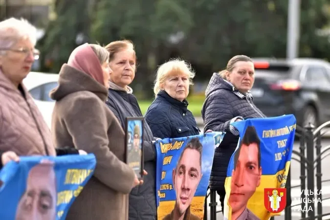 «Не мовчи. Полон вбиває»: у Луцьку рідні захисників нагадали про полонених воїнів (фото)