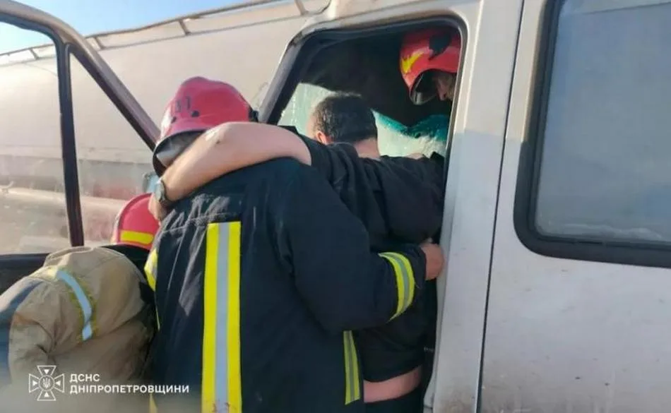 На Дніпропетровщині зіштовхнулись мікроавтобус та вантажівка: є постраждалий