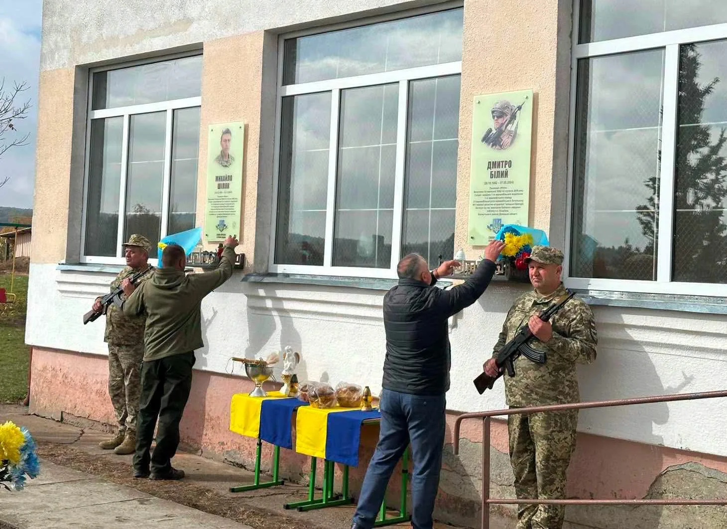 На Прикарпатті відкрили меморіальні дошки на честь полеглих Захисників Дмитра Білого та Михайла Шіляка
