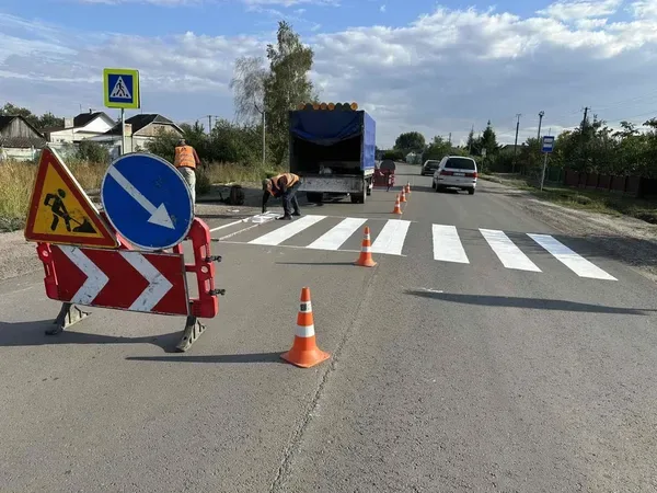 На чотирьох автошляхах Волині поновлюють дорожню розмітку на «зебрах» (фото)
