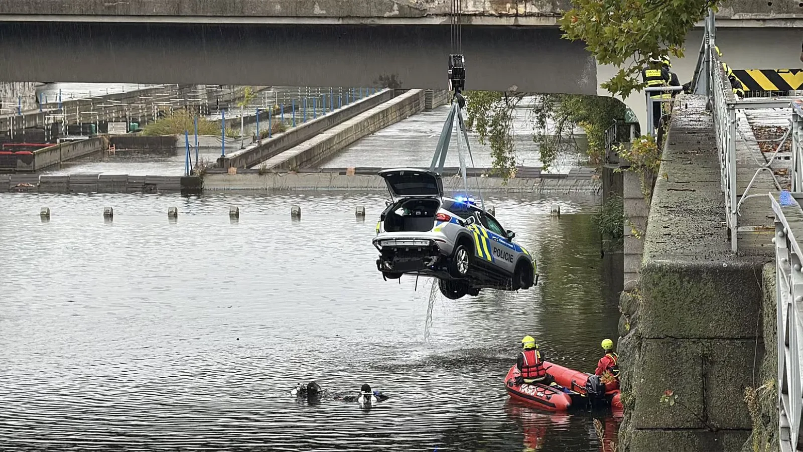 У Празі поліцейське авто злетіло з мосту в річку: правоохоронців урятував випадковий бігун