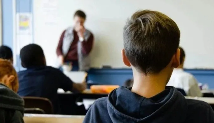 Як навчатимуться школярі під час тривалих повітряних тривог — уряд ухвалив рішення