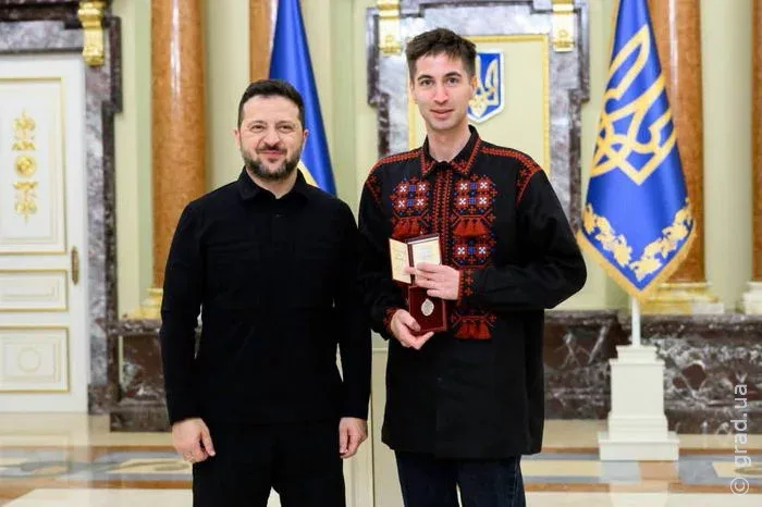 Учитель історії одеського ліцею з нагородою поруч із президентом України