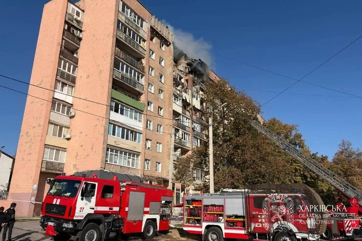 Фото многоэтажного дома в Харькове с поврежденными квартирами после удара со стороны РФ 12 октября