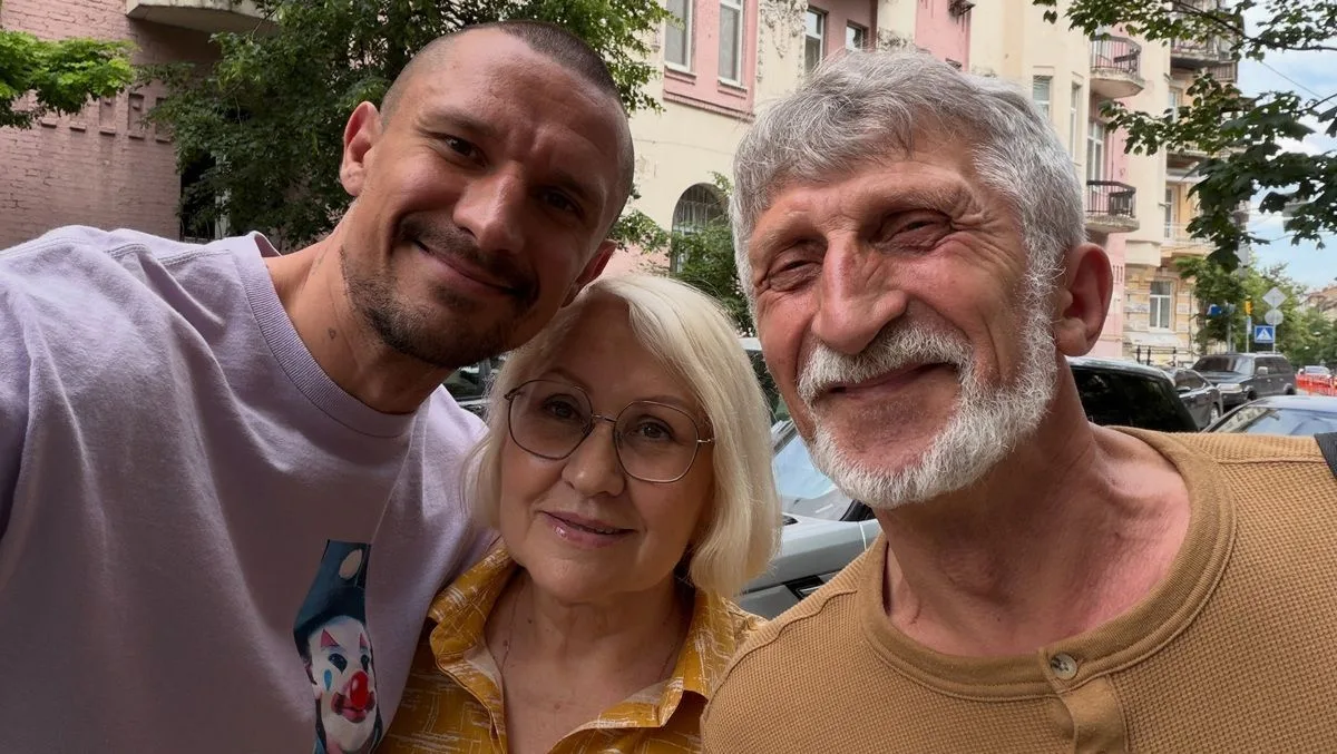 Тарас Цимбалюк зробив коштовний подарунок своїм батькам: реакція тата розчулила актора