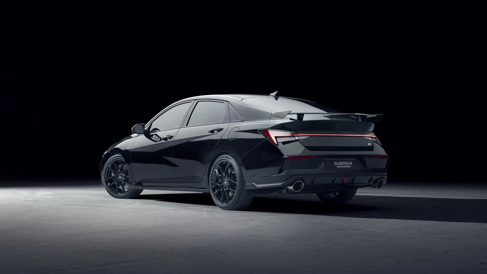Elantra N Monochrome сзади, вид на спойлер и диски