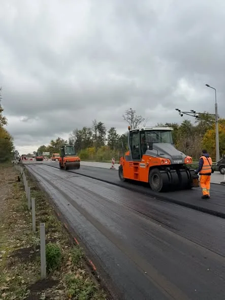 Техніка знімає шар асфальту на місці встановлення датчиків WIM
