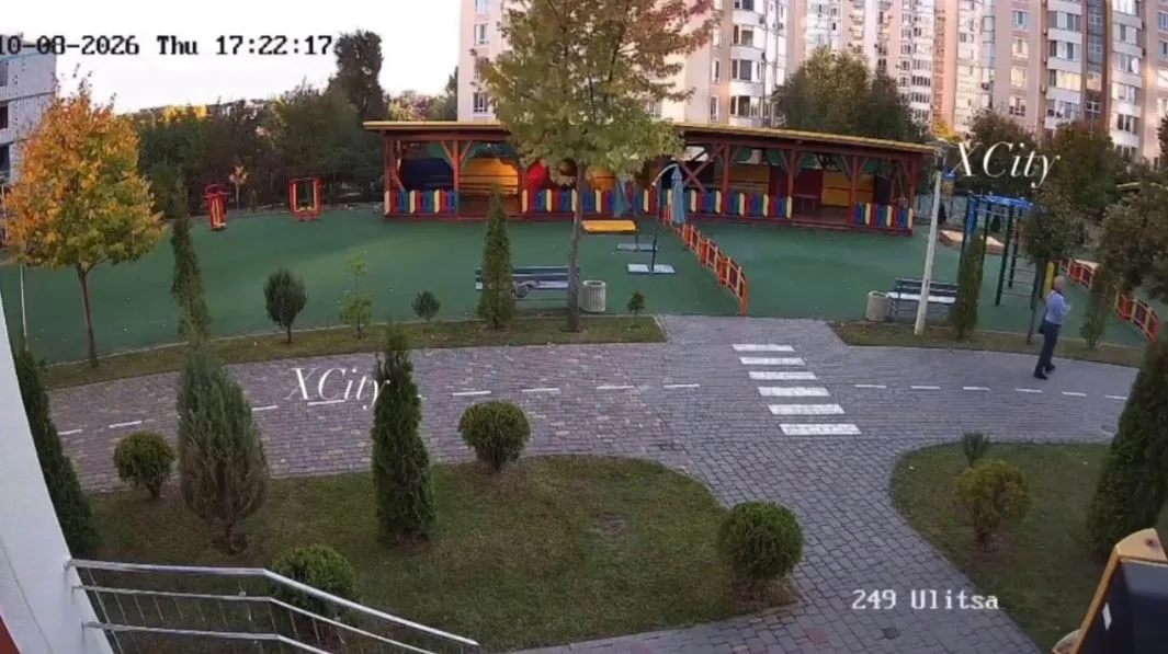 Удар по школе в Киевской области: мужчина чудом уцелел за секунды до взрыва (ВИДЕО)