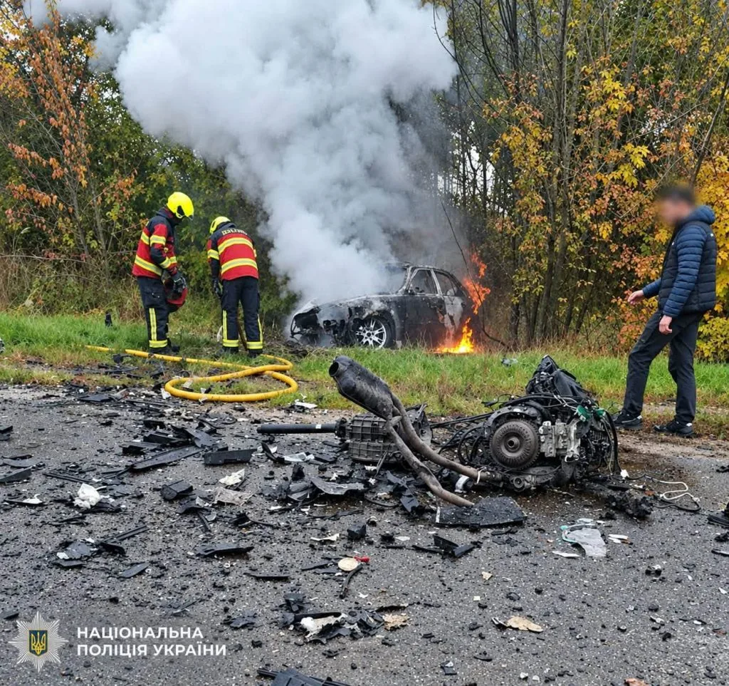 На трасі Київ-Овруч зіткнулися BMW та Nissan: загинули дві людини, троє людей травмованих На трасі Київ-Овруч зіткнулися BMW та Nissan: загинули дві людини, троє людей травмованих