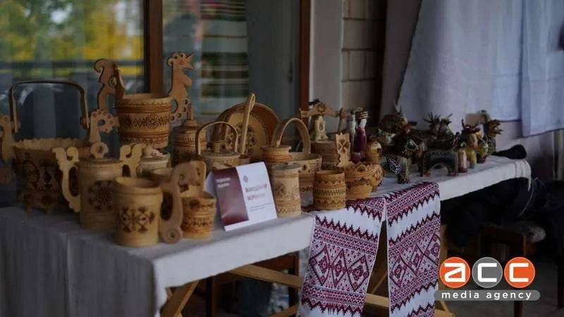 У Чернівцях на височині відкрили мистецький простір із різьбленим ґанком