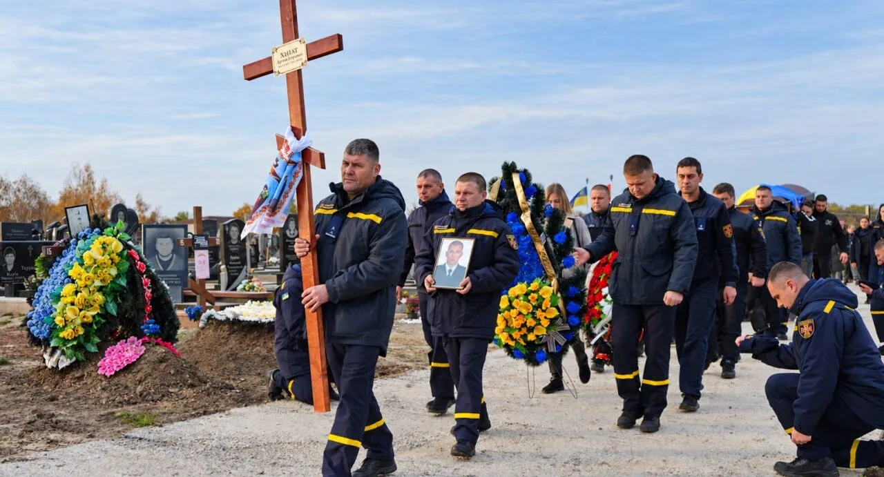 У Запоріжжі провели в останню путь двох рятувальників, які загинули від російського удару (ФОТО, ВІДЕО)