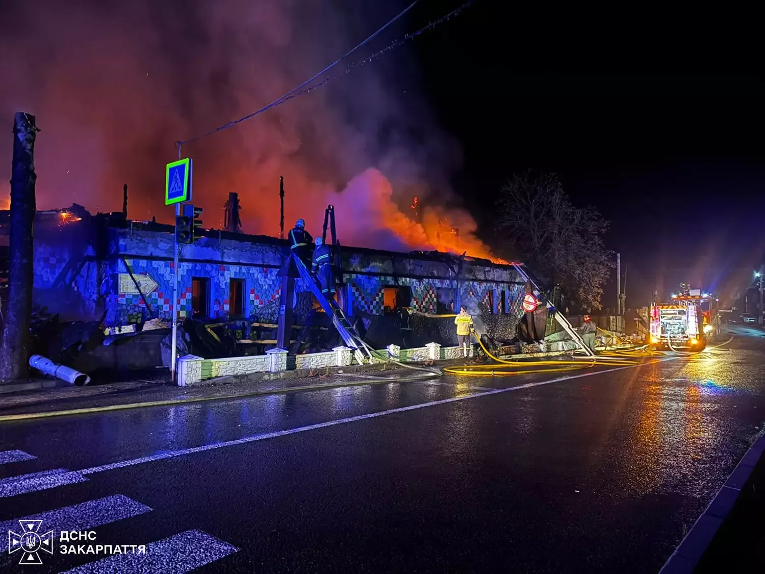 На Рахівщині рятувальники ліквідували пожежу в ресторані