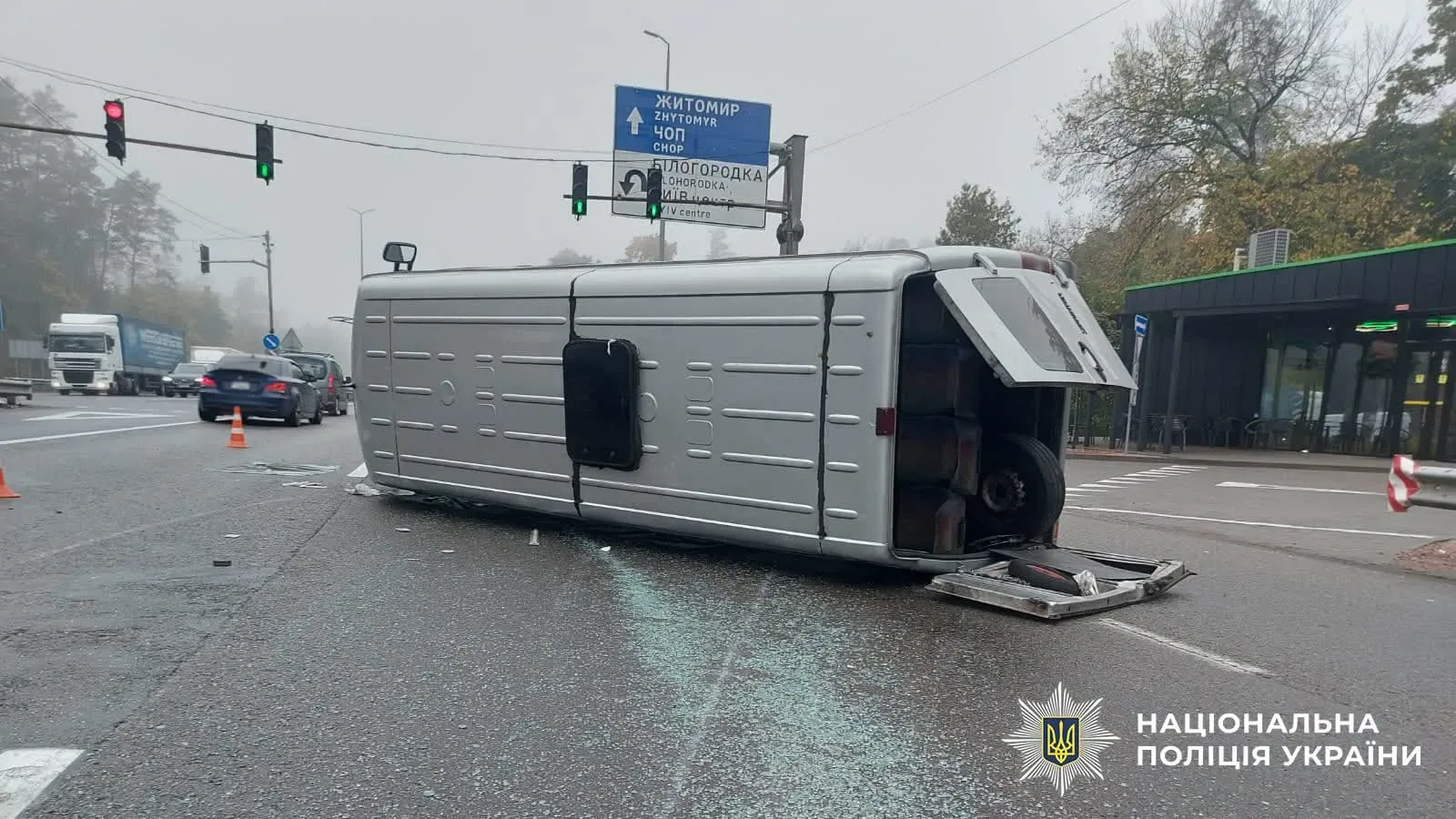 У Святошинському районі перекинувся маршрутний автобус: шестеро постраждалих