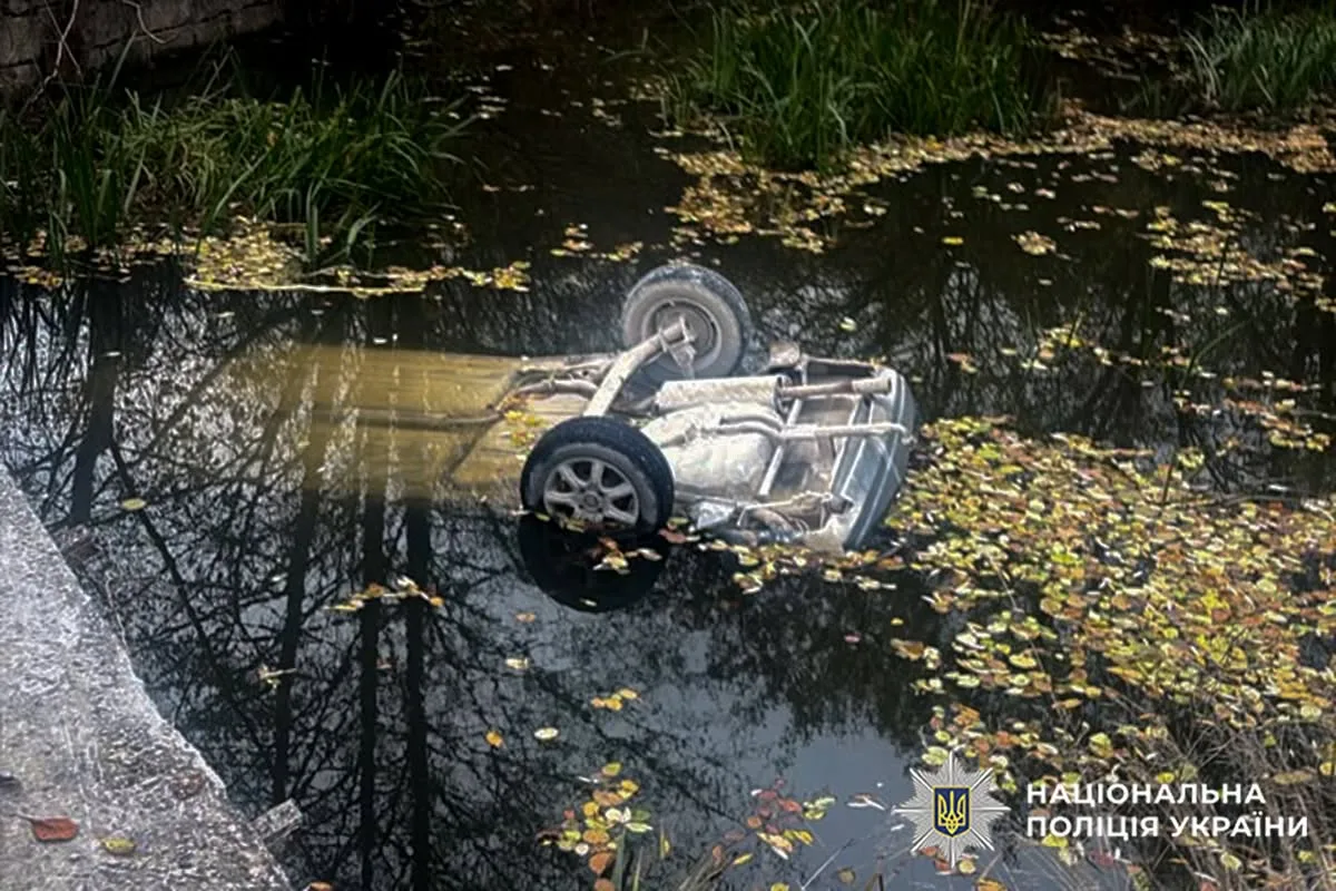 На Хмельниччині в річці знайшли автомобіль із тілами трьох підлітків