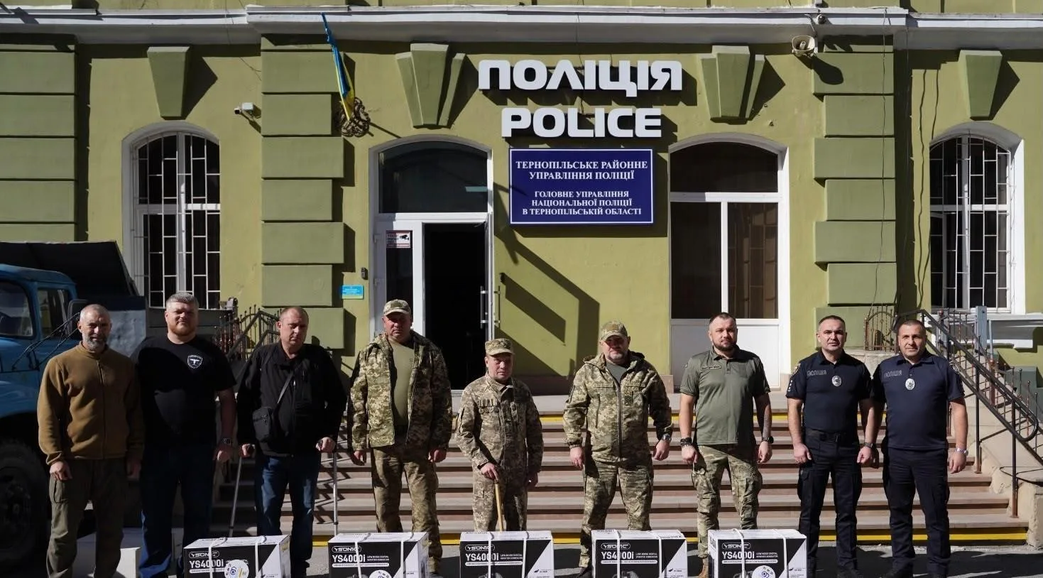 На Тернопільщині поліцейські та благодійники передали для ветеранів генератори