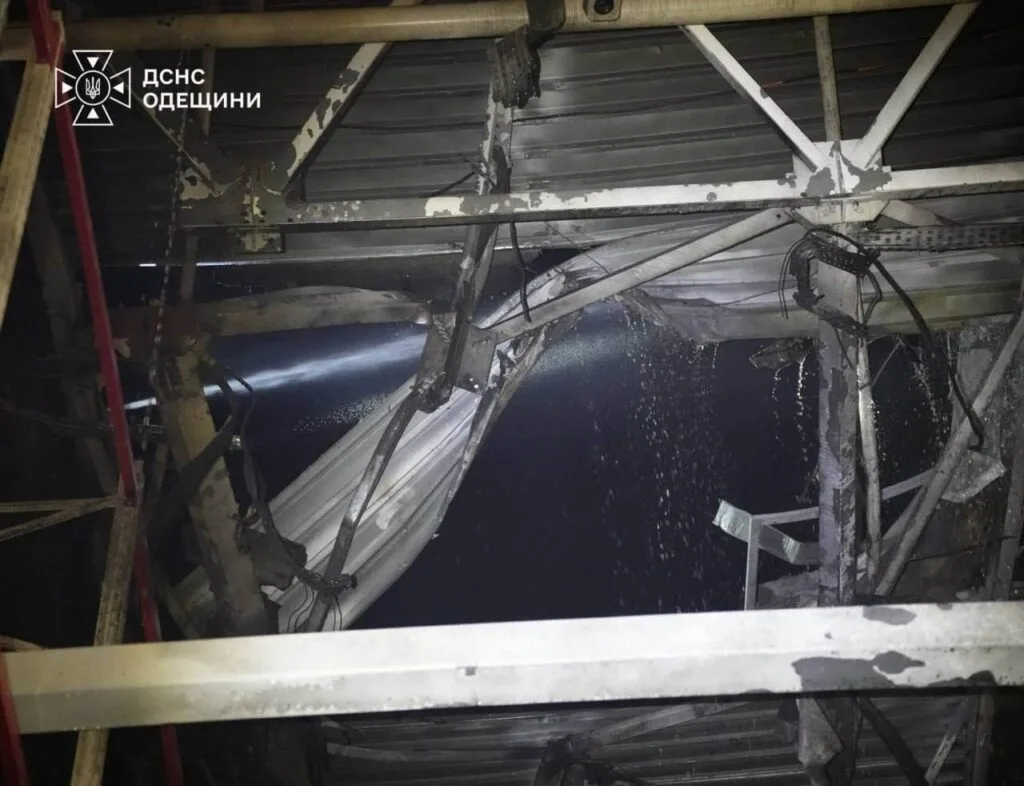Погнуті металеві конструкції пошкодженого даху