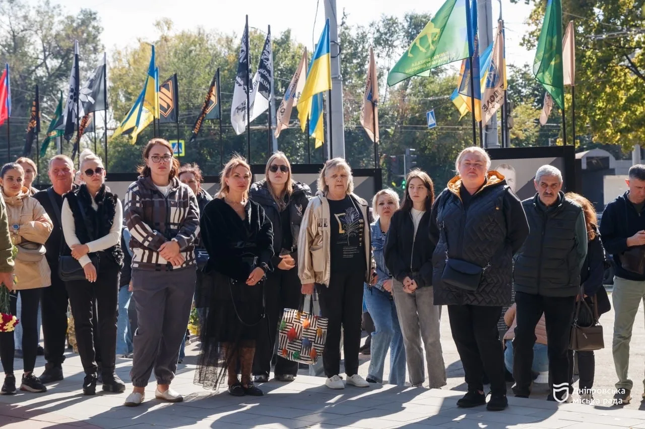 «Щоб ім’я жодного героя не було забуто»: у Дніпрі відкрили пам’ятний знак захисникам і захисницям України та алею «Історії Героїв» - 01.10.2026
