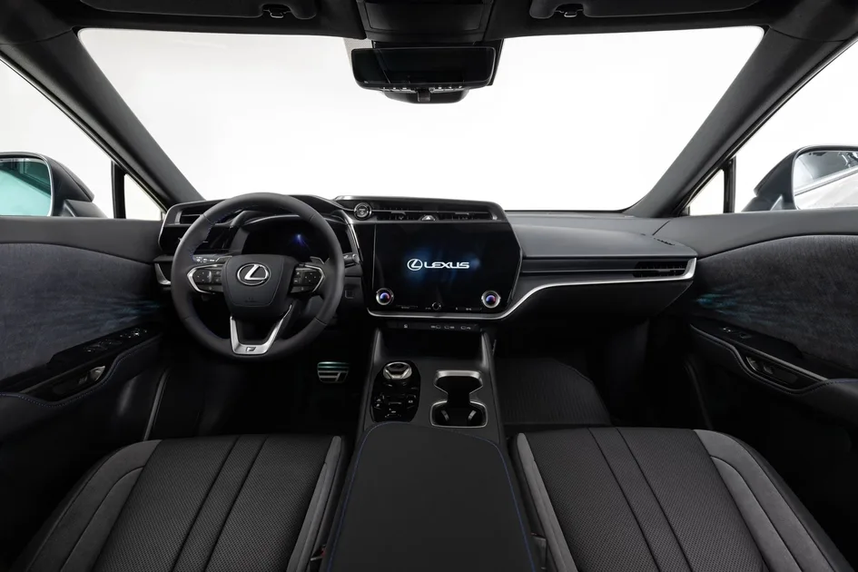 Салон Lexus RZ с мультимедиа Lexus Interface