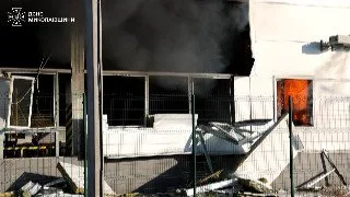 Гасіння пожежі на вантажному терміналі в Миколаєві після атаки безпілотників