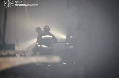 Гасіння пожежі після удару безпілотника по торговельному центру в Первомайську