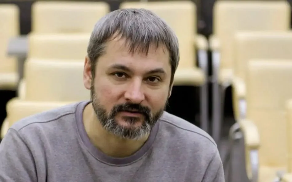 Ексдиректор Молодого театру Білоус, підозрюваний у сексуальному насильстві щодо студенток, вийшов із СІЗО – адвокати