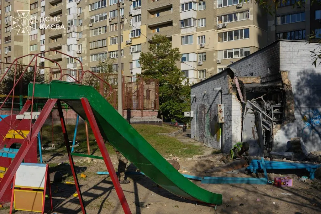 На столичній Оболоні сапери вилучили бойову частину балістичної ракети (фото, відео) На столичній Оболоні сапери вилучили бойову частину балістичної ракети (фото, відео)