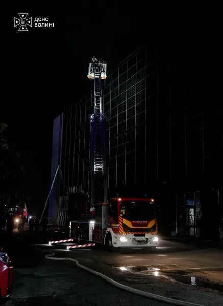 У Луцьку ліквідували пожежу в «Адреналін Сіті»: рятувальники розбирають конструкції (фото)