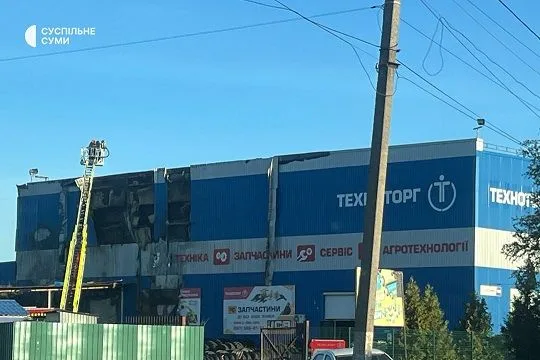 Для гасіння пожежі після атаки БПЛА у торговому центрі на Сумщині застосовувалась роботизована техніка