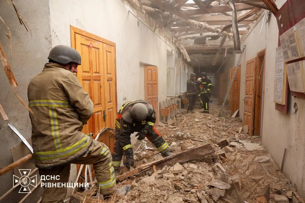 Тридцять людей постраждали внаслідок ворожого удару у Рівному