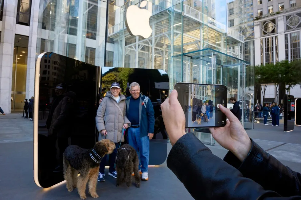 Перші покупці iPhone Duo в магазинах Apple Store