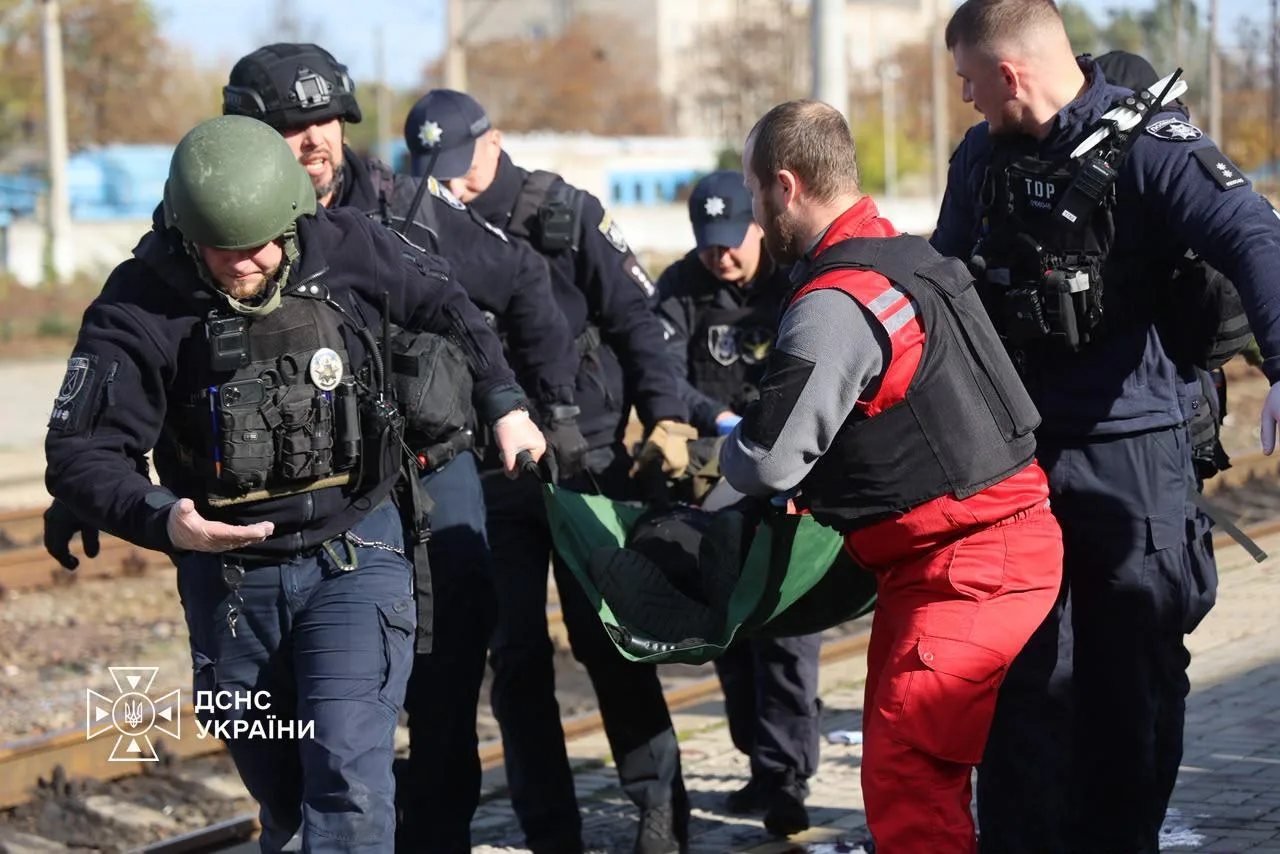 Кадри з місця атаки рф по залізничному вокзалі у Дніпрі