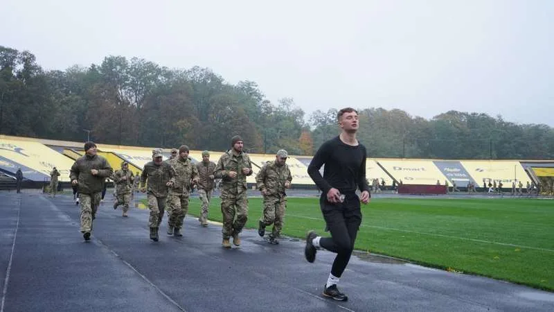 (ФОТО) Понад сотня учасників: у Чернівцях зафіксували рекорд України з масового забігу військових і ветеранів