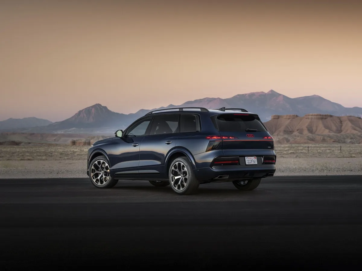 Audi Q9 вид сзади на фоне гор