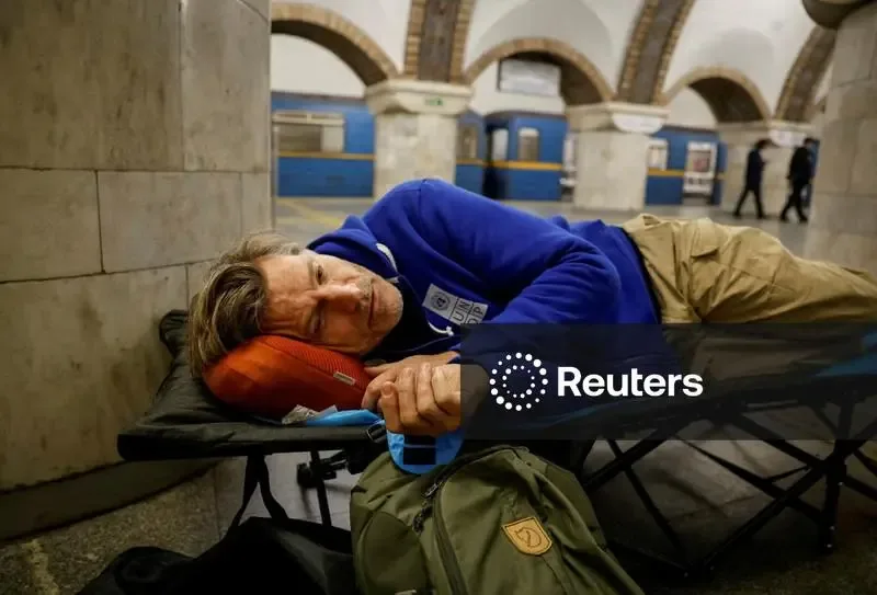 Зірка «Гри престолів» Костер-Вальдау ховався від атак рф на Києв всередині станції метро (фото)