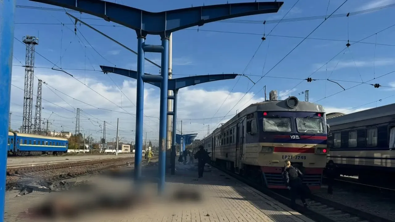 РФ атакувала електричку й поїзд на вокзалі у Дніпрі: уже 13 загиблих Атака на електричку на вокзалі у Дніпрі 29 жовтня 2026 року: є загиблі
