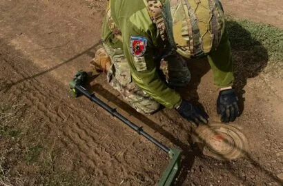Ворожа міна на польовій дорозі неподалік Снігурівки