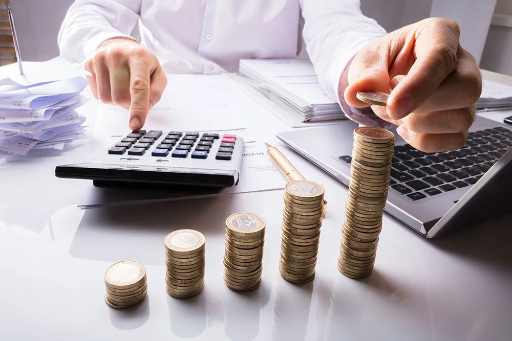 На тлі обстрілів РФ НБУ підвищив облікову ставку до 16%: що буде з депозитами, кредитами та курсом долара