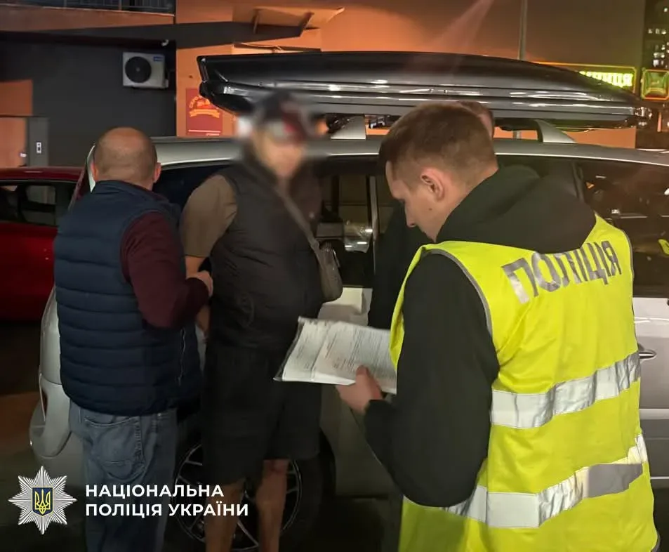 У Києві двох чоловіків затримали за вимагання хабара за виключення з військового обліку