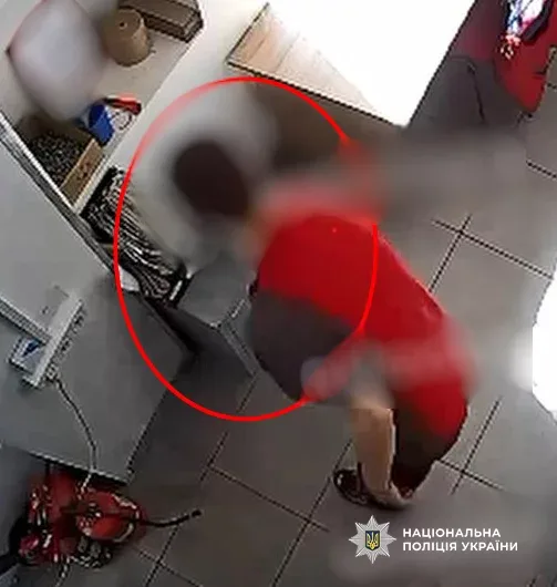 Кадр відеоспостереження, який поліція оприлюднила у справі про розтрату на пошті в Одесі