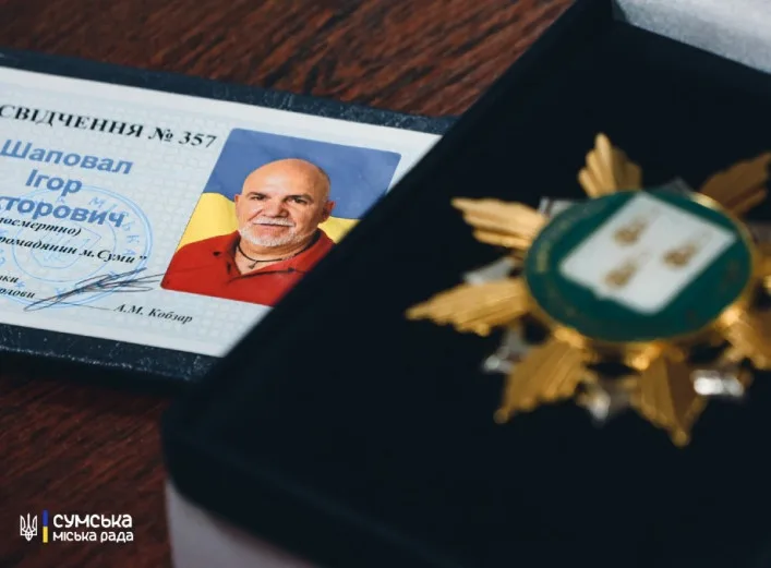 У День народження Ігоря Шаповала його родині вручили відзнаку почесного громадянина Сум