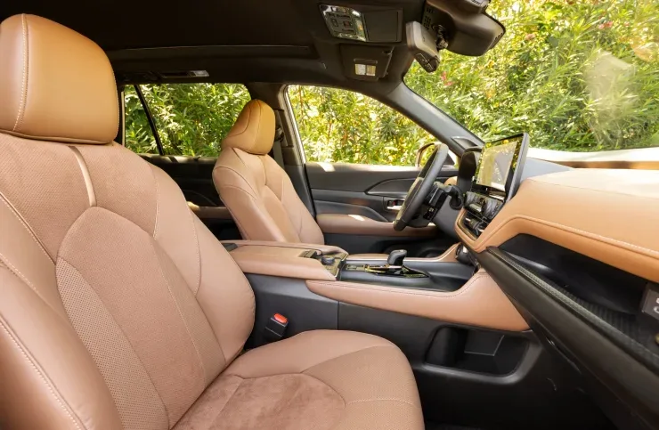 Перфорированные коричневые кожаные сиденья в салоне кроссовера Toyota Grand Highlander