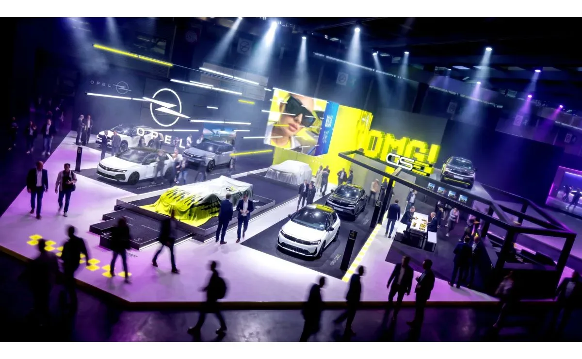 Opel STX Concept і OMG! GSE: німецький бренд зробив автобан сценою в Парижі