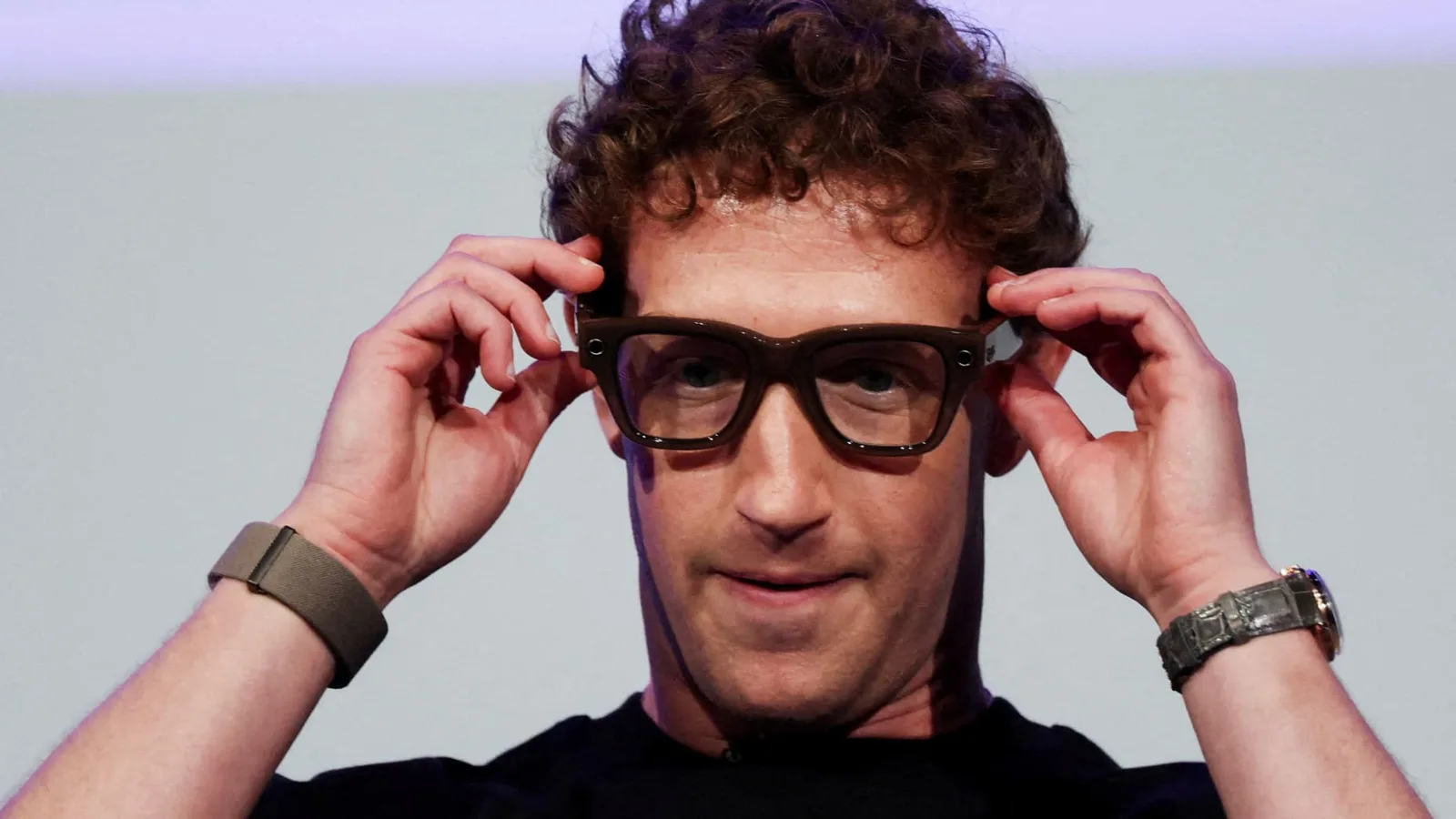 Генеральний директор Meta Марк Цукерберг у окулярах Meta Ray-Ban Display під час виступу з промовою, присвяченою презентації нової лінійки розумних окулярів, на заході Meta Connect у штаб-квартирі компанії в Менло-Парку, Каліфорнія, США, 17 вересня 2025 року. REUTERS/Carlos Barria TPX IMAGES OF THE DAY