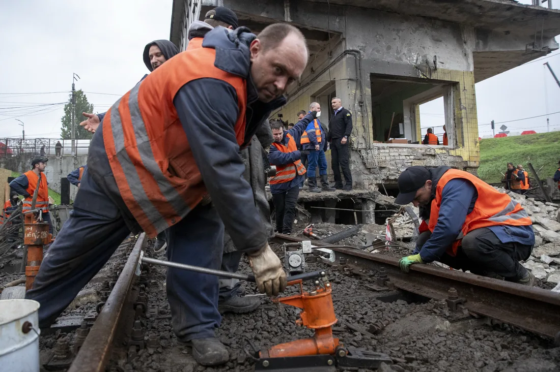 До ліквідації наслідків атаки на станції метро "Чернігівська" залучили понад 70 фахівців (фото)