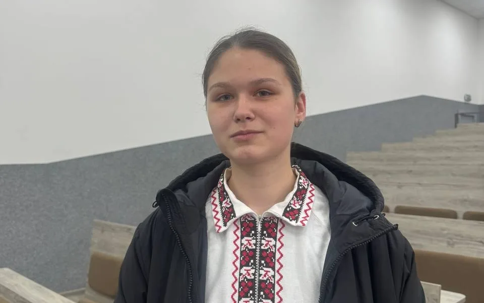 Студентка Вікторія КНУВС на Радіодиктанті.