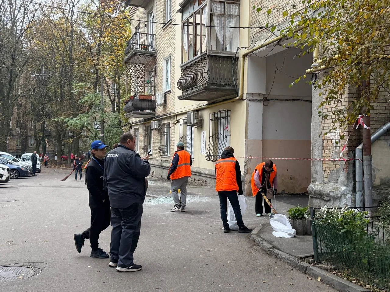 У Печерському районі розгорнули штаб допомоги постраждалим, триває ліквідація наслідків російського обстрілу (відео)