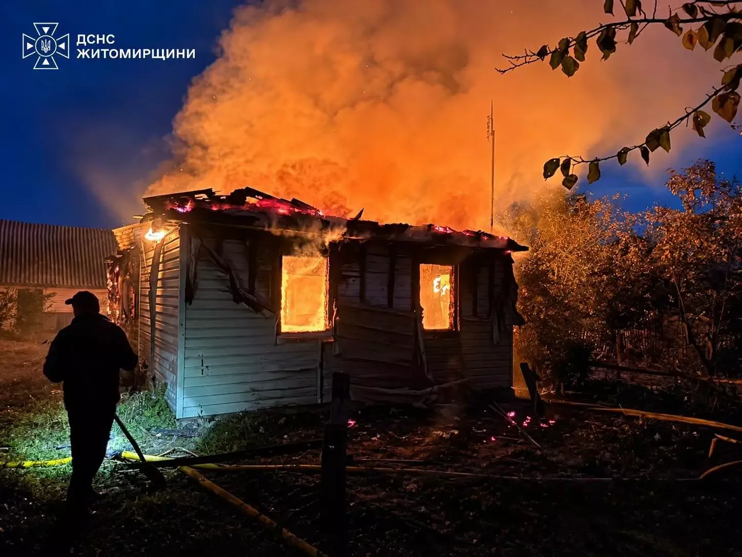 Полум’я з даху перекинулося на літню кухню і забрало життя пенсіонера