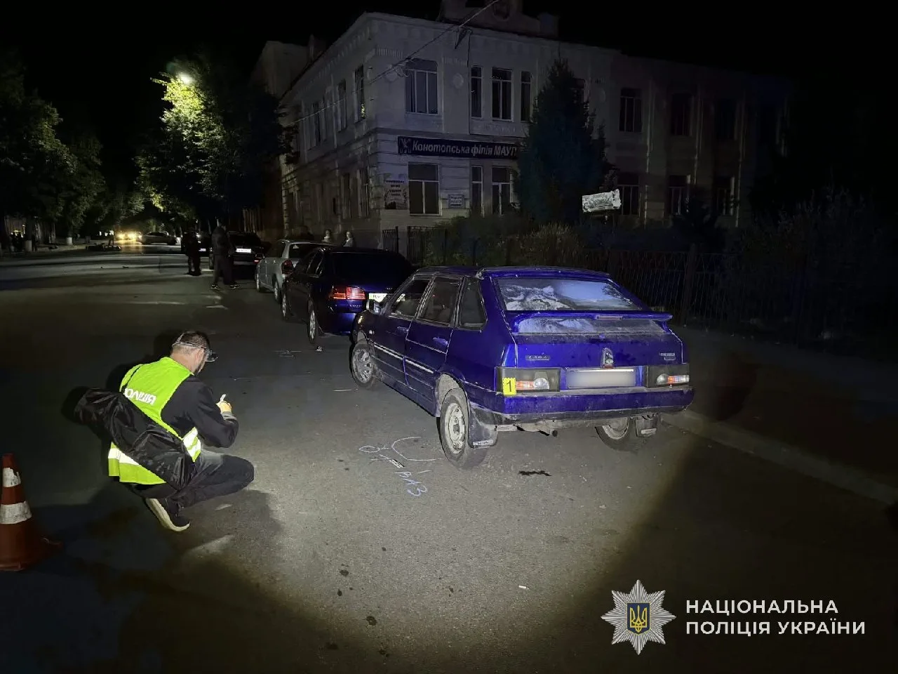 У Конотопі п’яний мотоцикліст врізався у припарковані авто та збив пішохода
