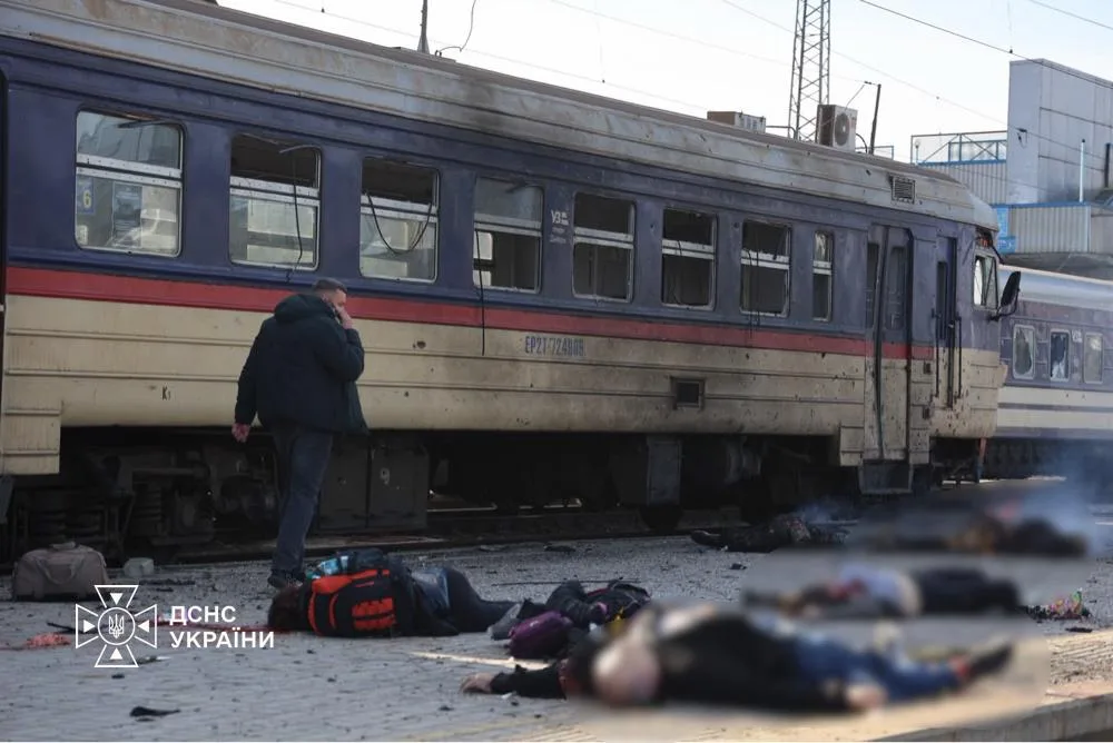 До 10 зросла кількість поранених через удар по залізничному вокзалу в Дніпрі: кадри з місця атаки
