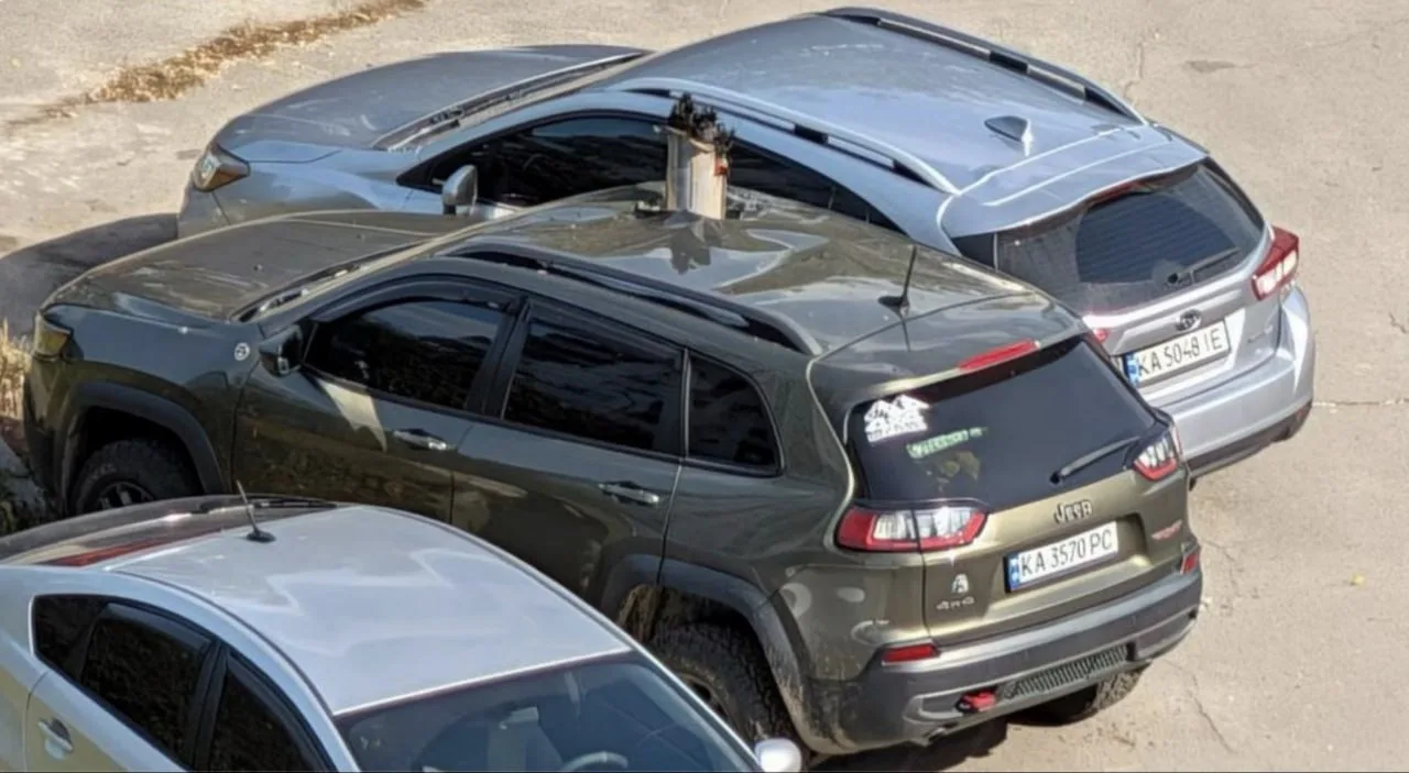 Уламок дрона застряг в даху авто у Дарницькому районі, у Дніпровському – впав у дворі